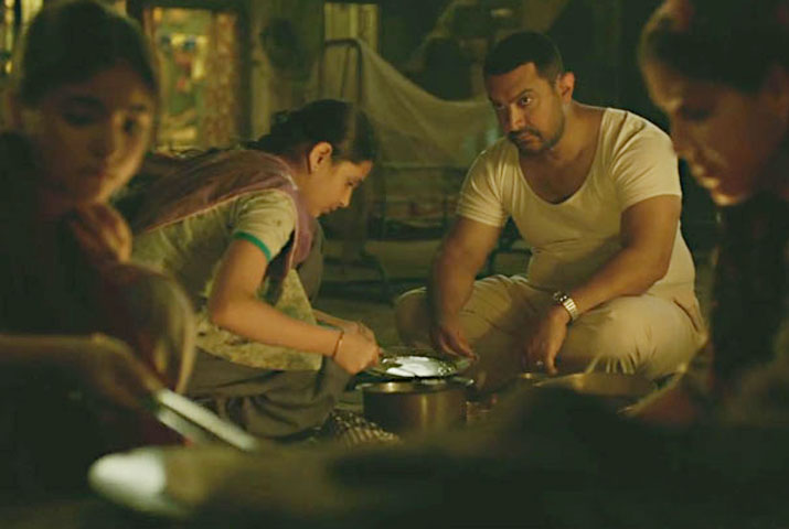 Dangal Hindi Movie, Aamir Khan, Sakshi Tanwar, Fatima Sana Shaikh ...