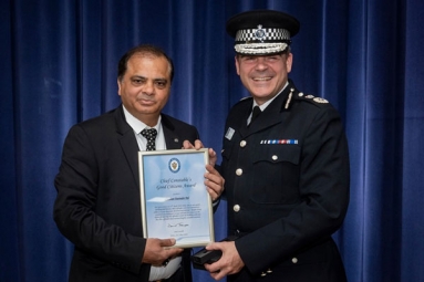 Indian Origin Jeweler Awarded for Bravery During Robbery in Birmingham Indian Origin Jeweler Awarded for Bravery During Robbery in Birmingham